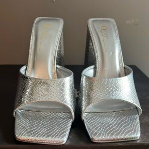 Womans silver heels sz.8
